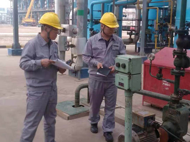 注冊安全工(gōng)程師于鑫鋒、呂長山在某企業進行特種設備檢查
